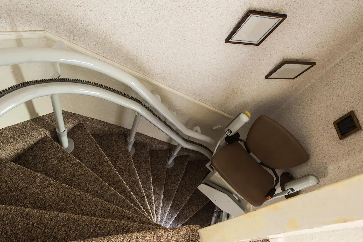 Silla salvaescaleras para escalera de caracol estrecha con raíl a medida